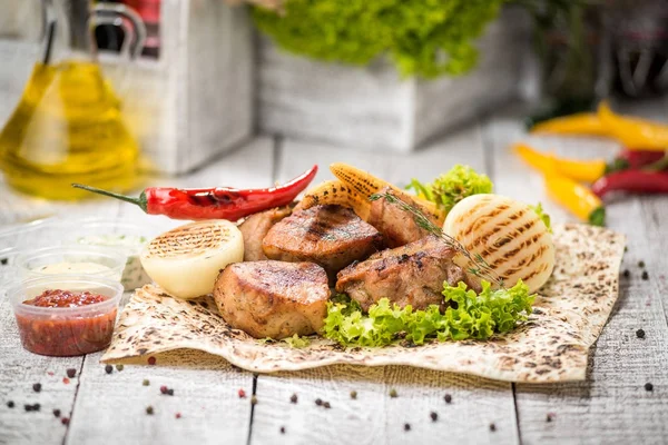 Vleesspiesen op de grill, smakelijk en gezond voedsel — Stockfoto