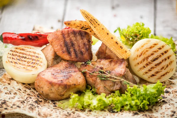 Pinchos de carne en la parrilla, comida sabrosa y saludable —  Fotos de Stock