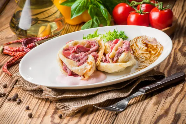 Comida sã comida bela e saborosa em um prato — Fotografia de Stock