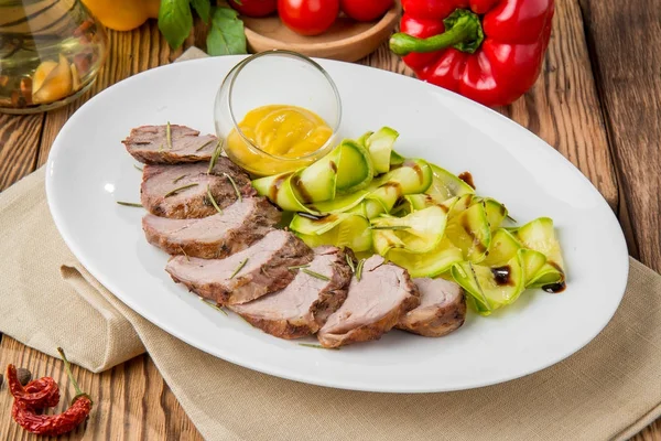 sağlıklı gıda güzel ve lezzetli yemekler bir plaka üzerinde