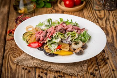 sağlıklı gıda güzel ve lezzetli yemekler bir plaka üzerinde