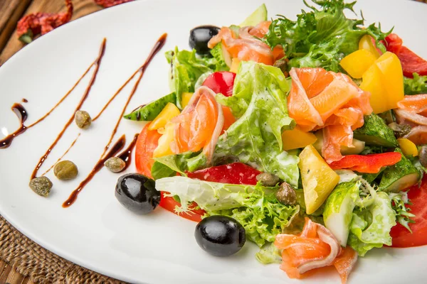 Comida saludable comida hermosa y sabrosa en un plato — Foto de Stock