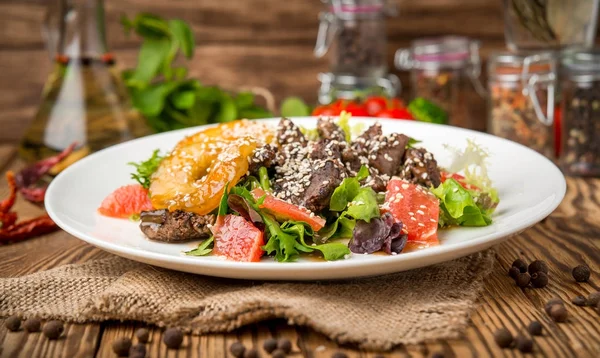 Здоровая еда красивая и вкусная еда на тарелке — стоковое фото