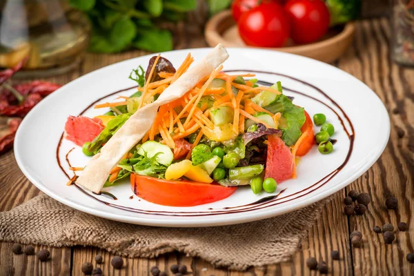 Krásné zdravé jídlo a chutné jídlo na talíři — Stock fotografie