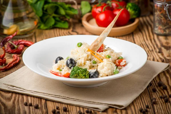 Gezond voedsel mooi en lekker eten op een plaat — Stockfoto