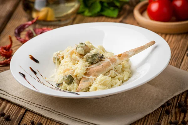 Comida sã comida bela e saborosa em um prato — Fotografia de Stock