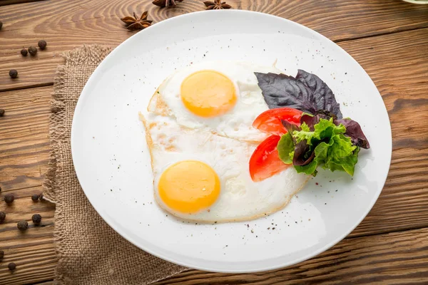 Gezond voedsel mooi en lekker eten op een plaat — Stockfoto