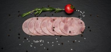 Jambon sosis taş zemin üzerine dilimlenmiş