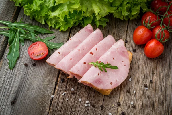 Sandwich with ham and vegetables — Stock Photo, Image