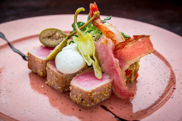 Mooie eten: biefstuk tonijn in sesam, limoen en verse salade close-up op een plaat — Stockfoto