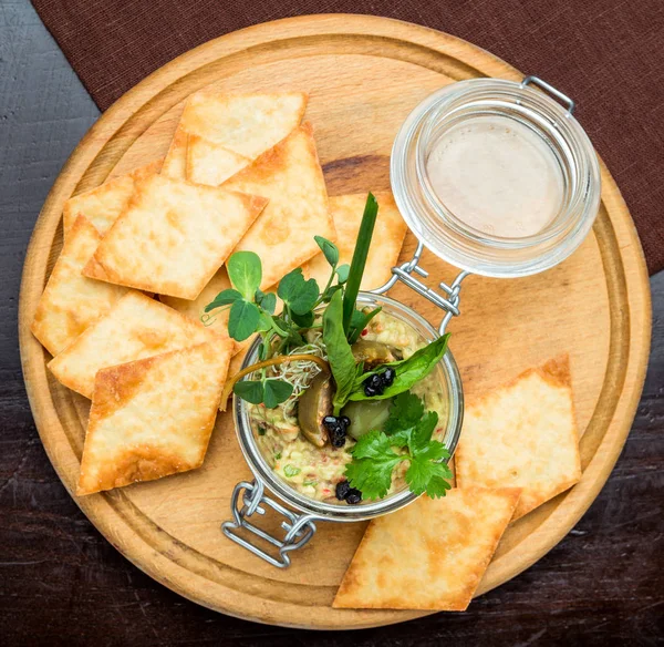 Zelfgemaakte paddestoel en bean plakken. Pate in glazen pot op rustieke houten tafel. — Stockfoto