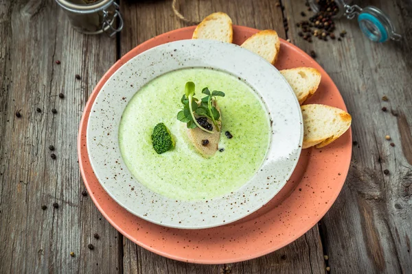 Sopa de creme de espinafre na tigela na mesa rústica branca, vista superior — Fotografia de Stock