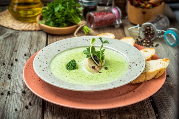 Sopa de creme de espinafre na tigela na mesa rústica branca, vista superior — Fotografia de Stock