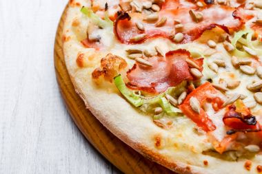 Pizza carbonara pastırma ile