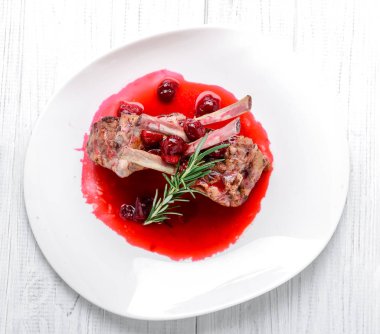 Kiraz soslu biftek ekşili domuz eti