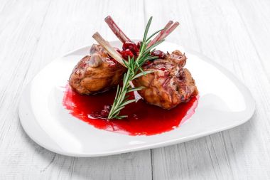 Kiraz soslu biftek ekşili domuz eti