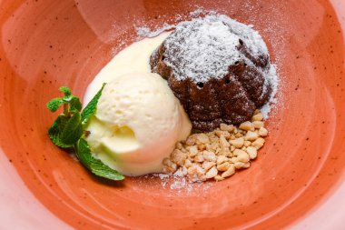 Petit pastamız tatlı, vanilyalı dondurma ile