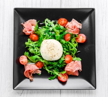 Roka, haşlanmış yumurta ve bir hamon salata