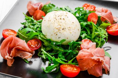 Roka, haşlanmış yumurta ve bir hamon salata