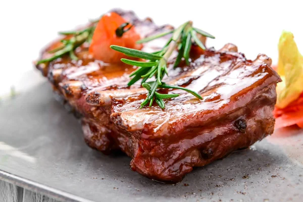 Côtes de dos de bébé de porc grillées au barbecue, gros plan — Photo