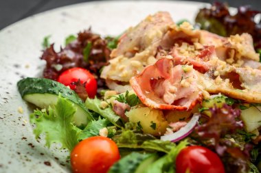 Amerikan Cobb Salatası, domuz pastırması ve lahana salatası.