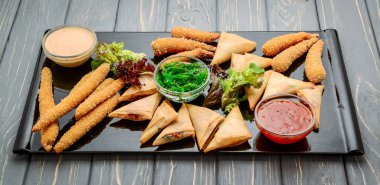 Hamurda cips, peynir ve karides karışımı.