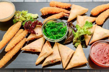 Hamurda cips, peynir ve karides karışımı.