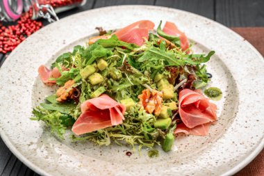 Jambonlu salata, domates ve roka.