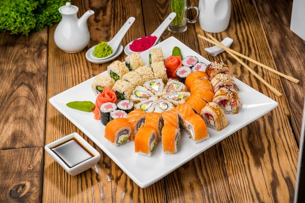 Japanese cuisine with fresh seafood — Stock Photo, Image