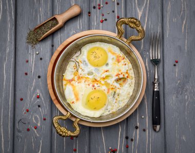 Kızartma tavasında yumurta. Kahvaltı, sağlıklı yiyecekler..