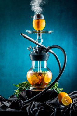 Meyve aroması nargile siyah arka plan üzerine izole.