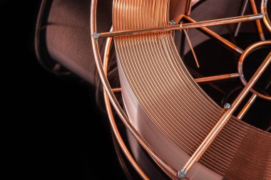 Siyah arka planda kaynak kablosu, bakır kablo fabrikası.