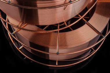 Siyah arka planda kaynak kablosu, bakır kablo fabrikası.