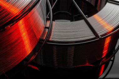 Kaynak Telleri, paslanmaz çelik, siyah bir arka plan