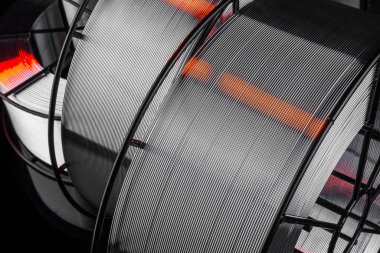 Kaynak Telleri, paslanmaz çelik, siyah bir arka plan