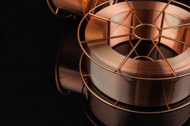 Siyah arka planda kaynak kablosu, bakır kablo fabrikası.