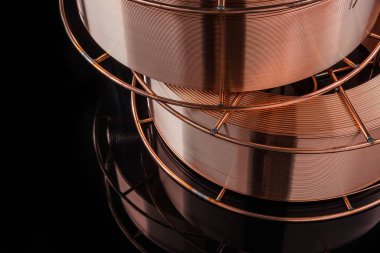 Siyah arka planda kaynak kablosu, bakır kablo fabrikası.