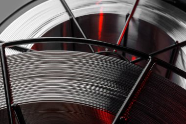 Kaynak Telleri, paslanmaz çelik, siyah bir arka plan