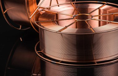 Siyah arka planda kaynak kablosu, bakır kablo fabrikası.