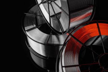 Kaynak Telleri, paslanmaz çelik, siyah bir arka plan