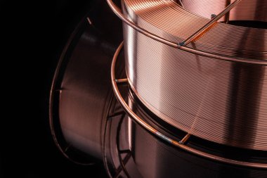 Siyah arka planda kaynak kablosu, bakır kablo fabrikası.