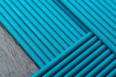 Kaynak için elektrotlar, siyah arkaplanda farklıdır