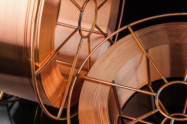 Siyah arka planda kaynak kablosu, bakır kablo fabrikası.