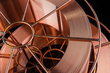 Siyah arka planda kaynak kablosu, bakır kablo fabrikası.