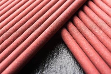 Kaynak için elektrotlar, siyah arkaplanda farklıdır