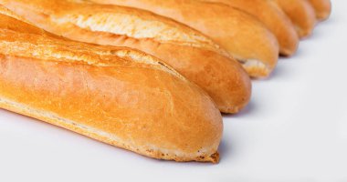Fransız ekmeği, ekmek. Beyaz arkaplanda izole
