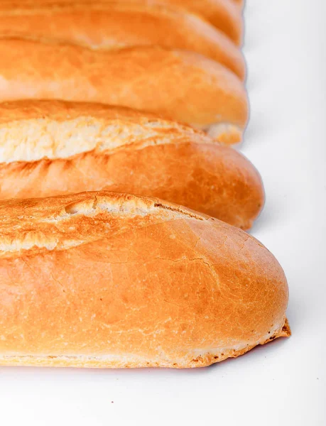 Baguete francesa, pão. Isolado sobre fundo branco — Fotografia de Stock