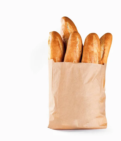 Baguette ψωμί σε χάρτινη σακούλα σε λευκό φόντο — Φωτογραφία Αρχείου
