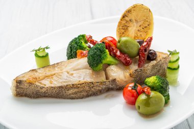 Sebzeli ve hardallı kızarmış halibut.