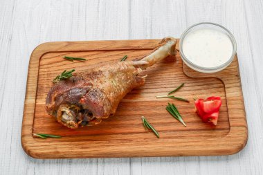 Ahşap kaplama soslu fırında hindi jambonu.